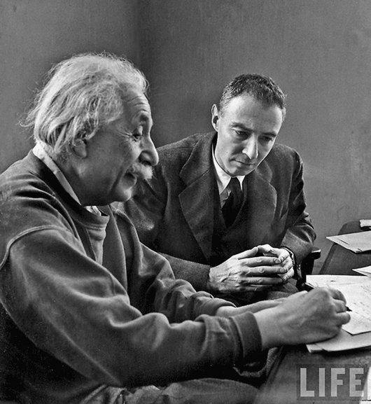 Albert Einstein com Oppenheimer