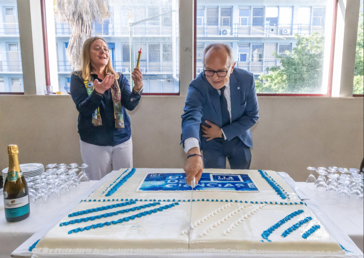 Diretor e Administradora de Ciências a cortarem o bolo de aniversário