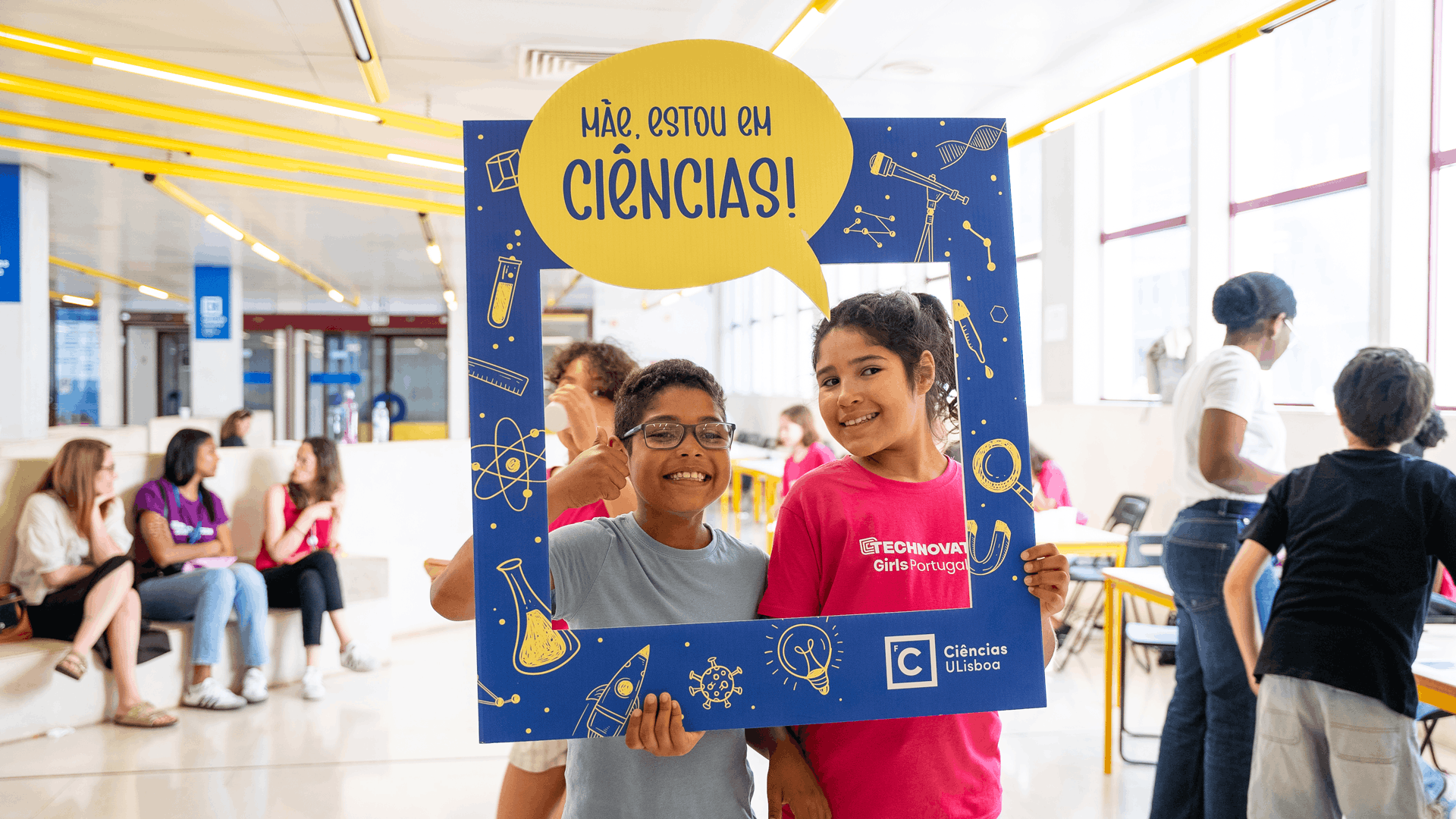 crianças a segurar moldura: mãe estou em ciências