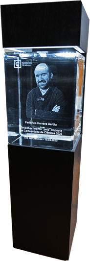 Figure 3 - Trophy awarded to Federico Herrera on Science Day (Source: DCI Ciências ULisboa)