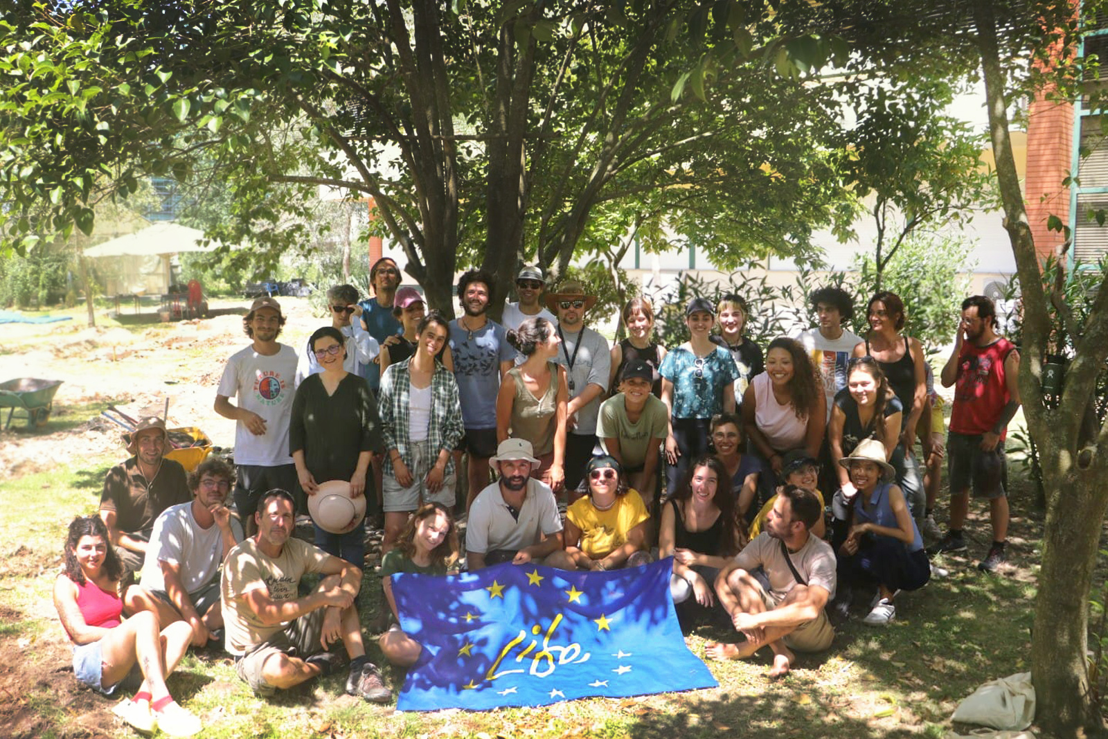 Fotografia de grupo com os voluntários do projeto