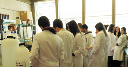 alunos no laboratório