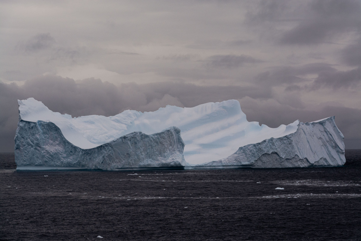 Foto de iceberg a flutuar.