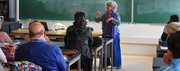 Professora Maria Manuel Torres com participantes do Dia Internacional da Matemática