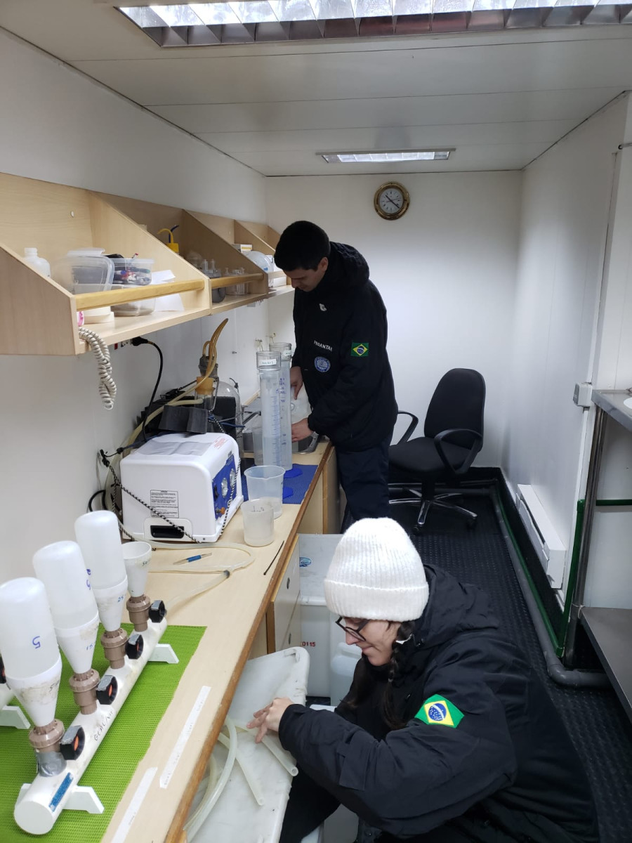 Testes de laboratório no navio Maximiano