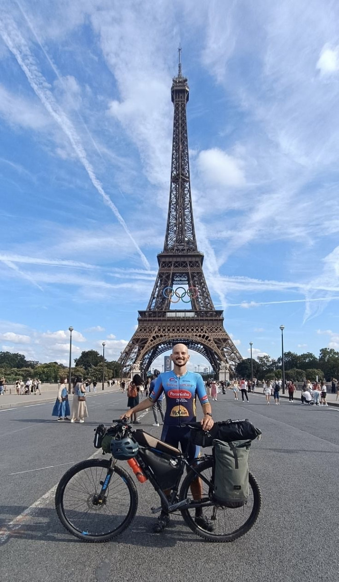 Luís Leitão posa com a sua BTT em frente à Torre Eiffel