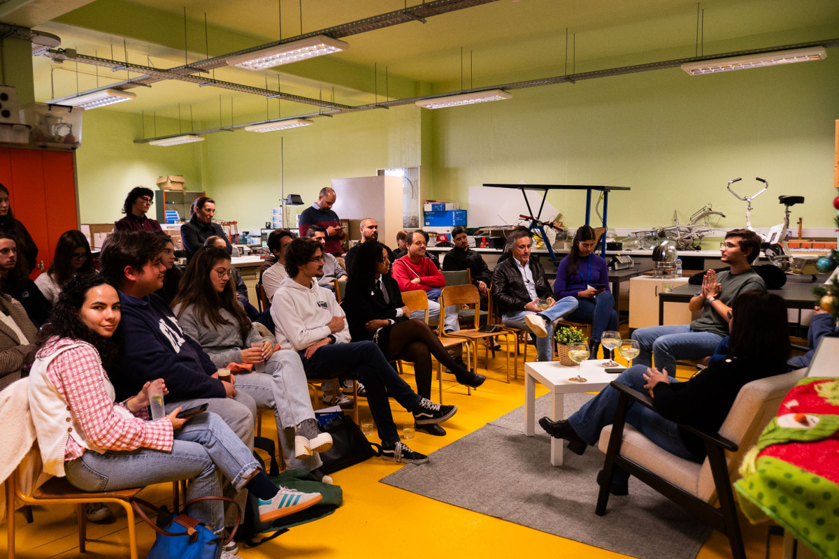 Participantes e oradores convidados em conversa.