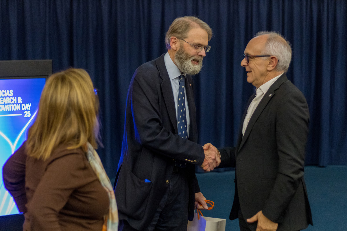 David Macdonald, professor na Universidade Oxford, cumprimentando Luís Carriço, diretor de CIÊNCIAS