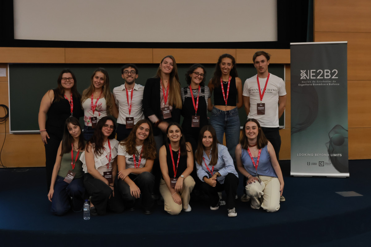 Membros do Núcleo de Estudantes de Engenharia Biomédica e Biofísica (NE2B2)