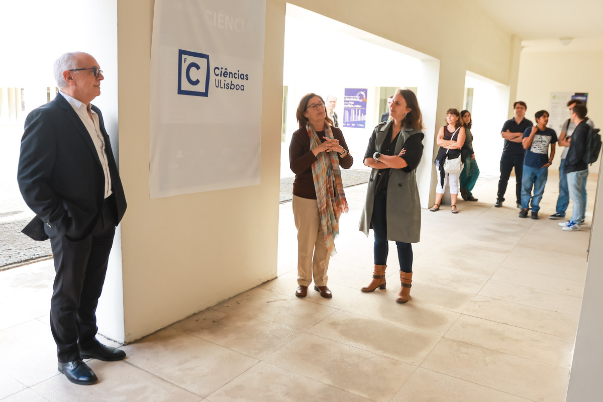 Luís Carriço, diretor de CIÊNCIAS, Margarida Santos-Reis, professora de CIÊNCIAS, e Ana Rita Cunha, coordenadora Coordenadora do Gabinete de Imagem e Conteúdos Digitais, durante a inauguração oficial do Passeio da Ciência