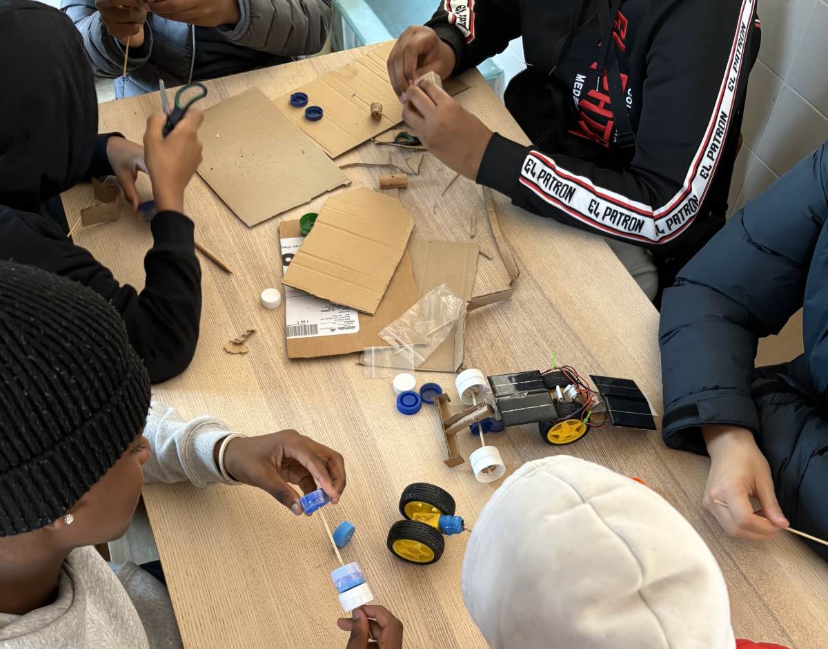 Participantes do Workshop a construir carrinhos solares.