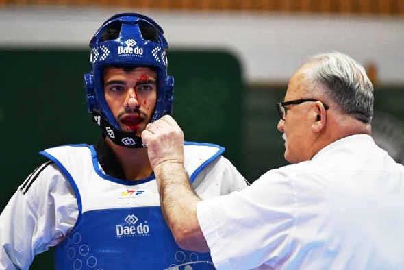 Manuel Martinho assistido em pleno combate