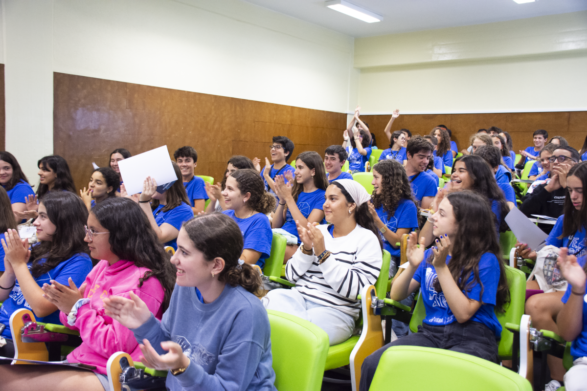 Foto de alunos na plateia durante a sessão de encerramento da primeira semana.