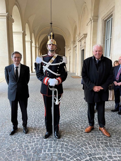 Michael Hall e Sierd Cloetingh junto de elemento do Reggimento corazzieri, a guarda de honra do presidente italiano.