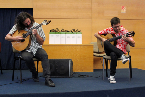 Guitarristas no grande auditório da Faculdade