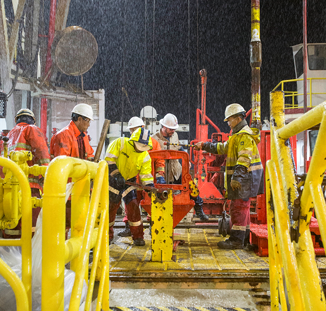 trabalhadores a bordo do navio