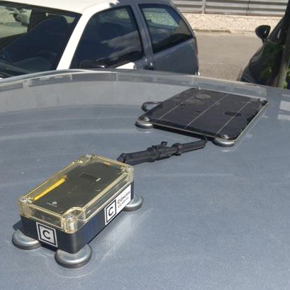 sensor solar no tejadilho de um carro