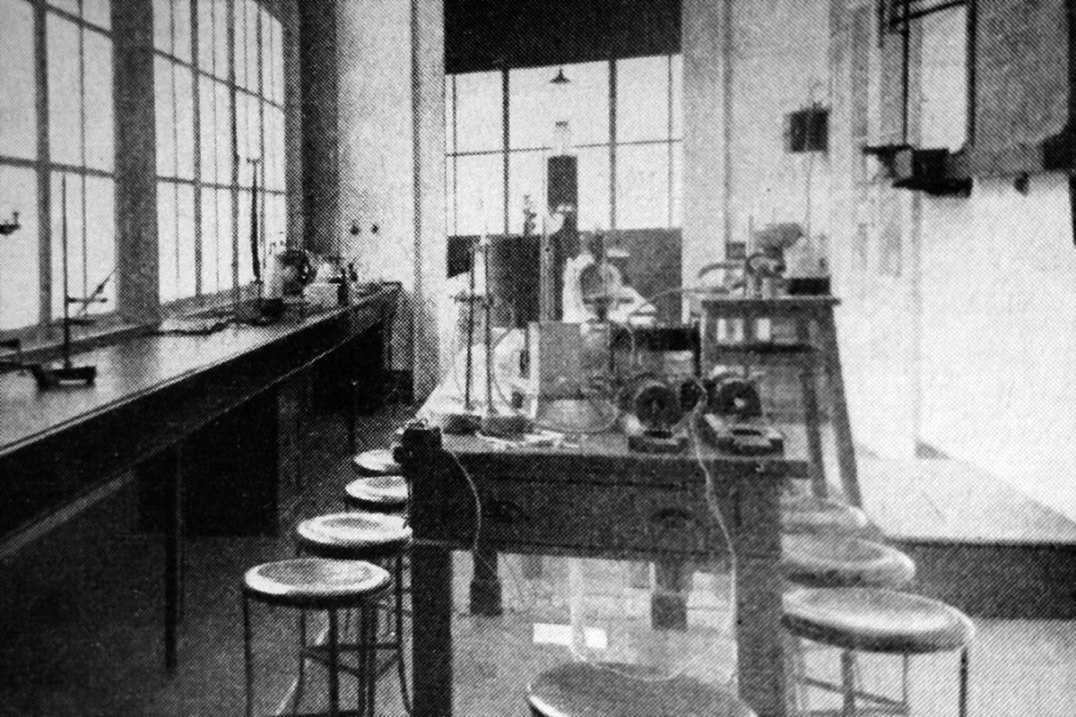 Laboratório de Fisiologia e, mais tarde, de Zoologia Sistemática, conhecida pelos alunos como a “sala esticadinha” (décadas de 1940/1960)