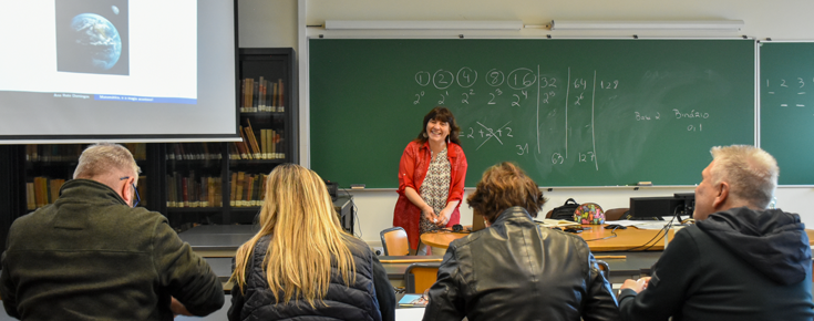 Professora Ana Rute Domingos com participantes do Dia Internacional da Matemática