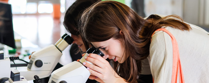 Jovens no microscópio