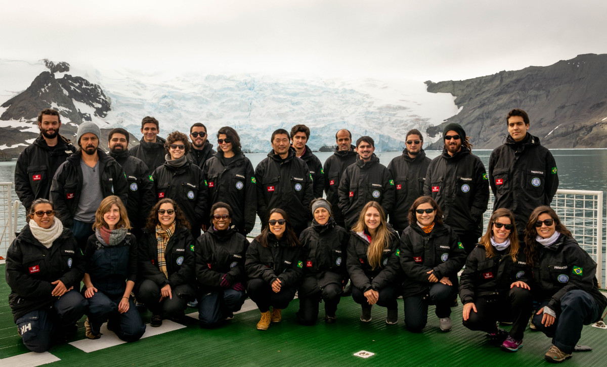 Equipa a bordo da Operação Antártica, realizada pela Marinha do Brasil