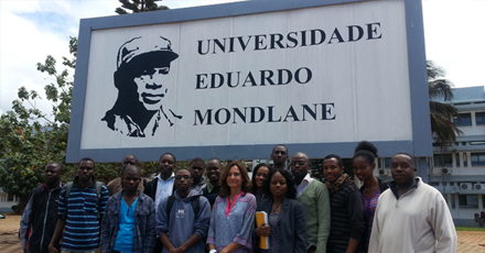 Alunos e docente em Maputo
