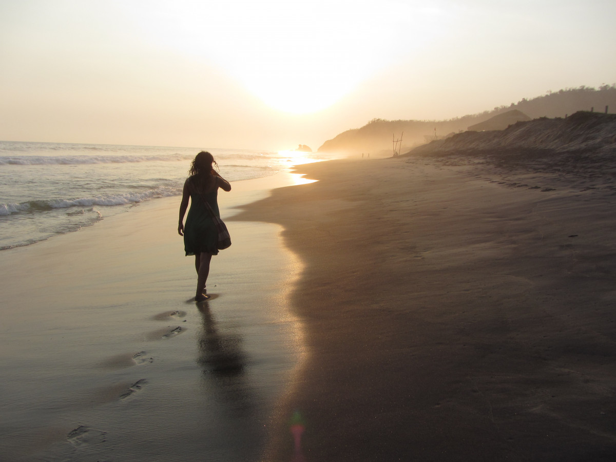 A investigadora Ana Cristina Pires caminhando junto ao mar