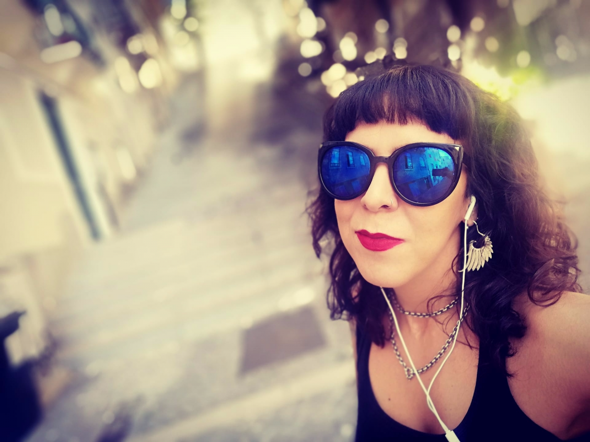 A investigadora Marisa Silva de óculos de sol e phones