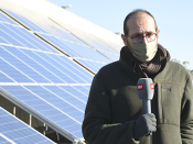 professor Miguel Centeno Brito e paineis solares no telhado da faculdade