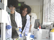 dois alunos no laboratório