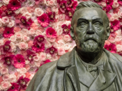 Estátua de Alfred Nobel com flores por detrás