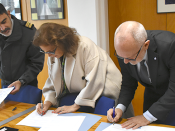 três pessoas a assinar o protocolo