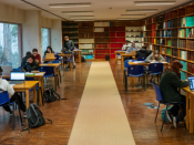 Pessoas na biblioteca
