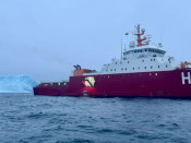 Navio de investigação no mar antártico