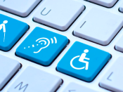 Foto de teclado com teclas adaptadas a símbolos de acessibilidade.