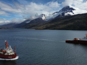 Foto do Navio Polar Almirante Maximiano, com outro navio em viagem.