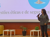 Margarida Fortes, docente do Departamento de Biologia Vegetal de CIÊNCIAS dá uma aula em frente a um quadro com uma projeção imagética