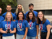 Equipa do BioLinkLX pousa para a foto com o prémio na mão, em frente ao edifício C8