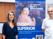O professor Federico Herrera e a professora Manuela M. Pereira posam junto ao roll-up da iniciativa