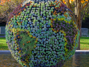 Estátua representativa da biodiversidade do planeta Terra