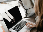 Aluna a utilizar um computador portátil