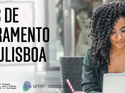 Título "Bolsas de Doutoramento Unite! ULisboa", logótipos das entidades promotoras e fotografia de jovem investigadora a utilizar um laptop na esplanada de um café