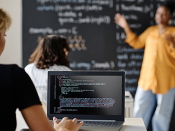 Utilizadora de computador portátil numa sala de aula