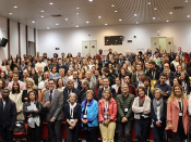 Fotografia de grupo dos participantes numa edição anterior do evento