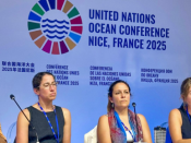 Painel de participantes na conferência