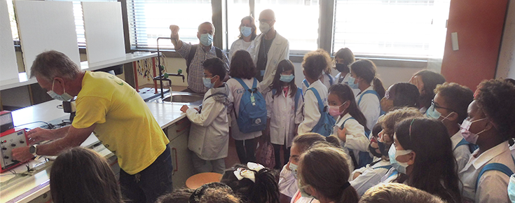 crianças numa visita ao laboratório