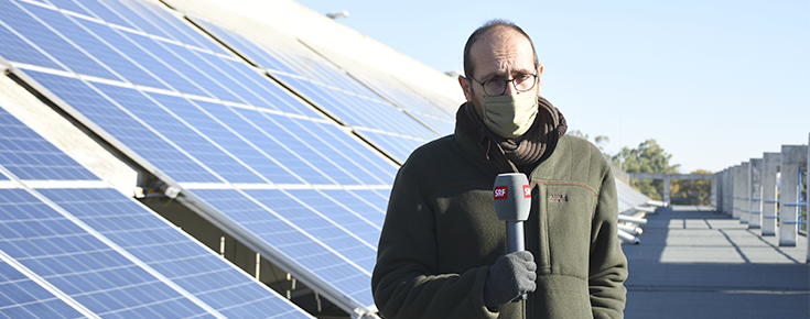 professor Miguel Centeno Brito e paineis solares no telhado da faculdade