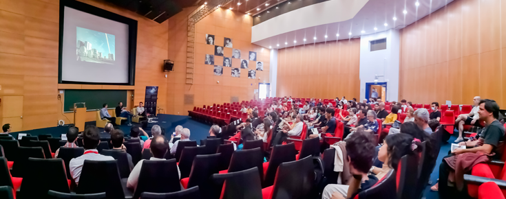 grande auditório da Faculddade com pessoas