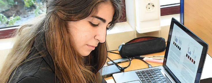 Jovem em frente ao computador