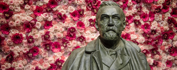 Estátua de Alfred Nobel com flores por detrás